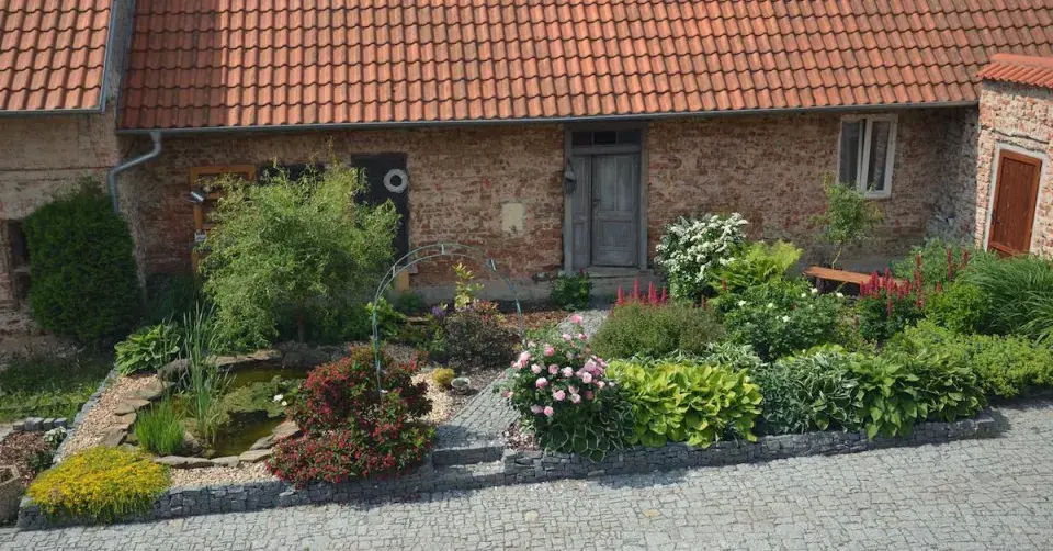 Záhon před domem