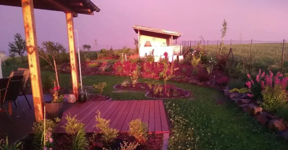 Západ slunce na zahradě