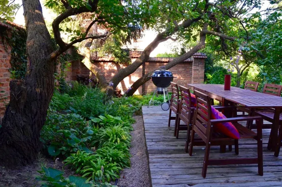 Sezení na dřevěném pódiu