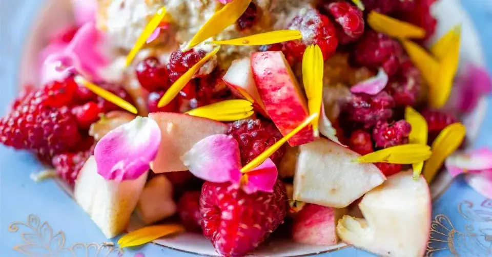 Ovocný salát s plátky růží