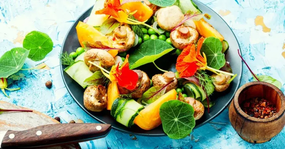 Květy lichořeřišnice s hráškem a žampiony