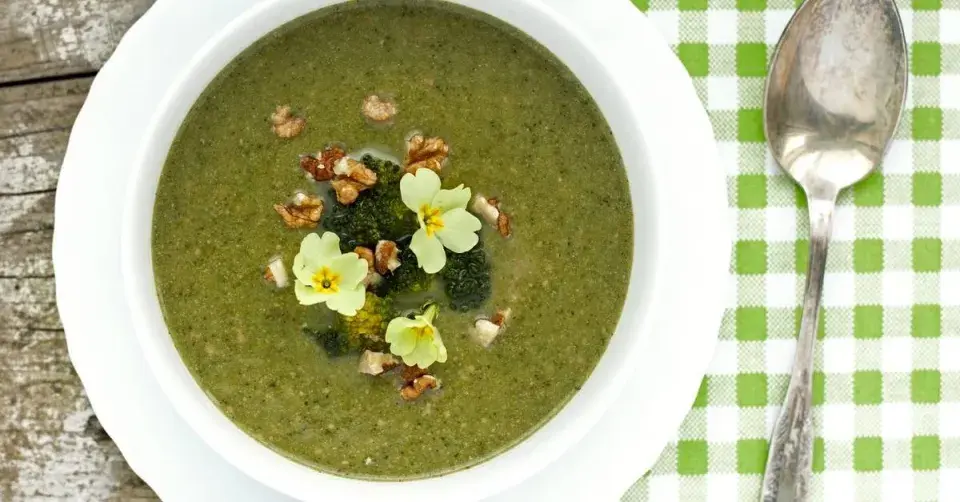 Květy prvosenky v polévce