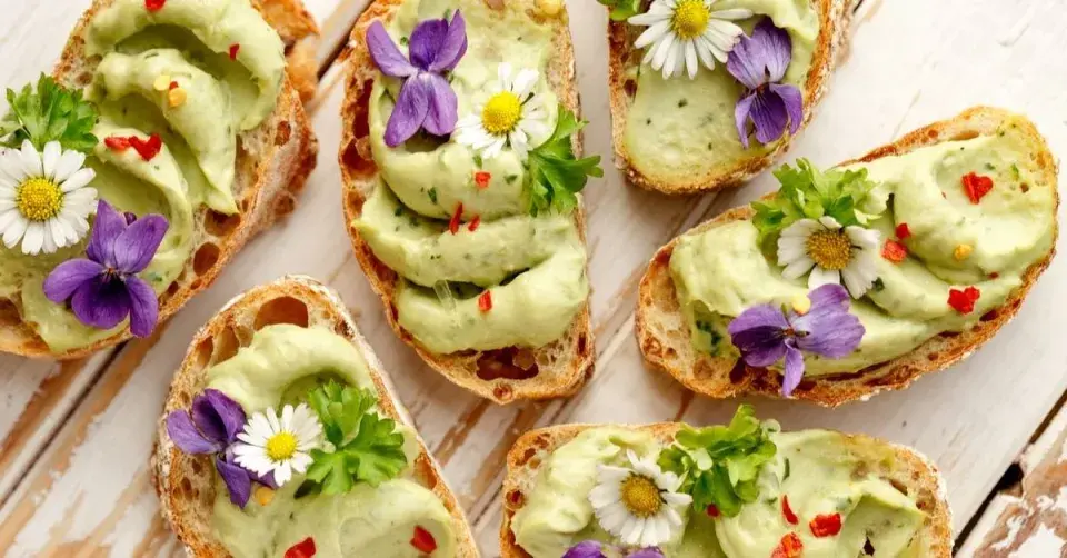 Chlebíčky s květy fialek