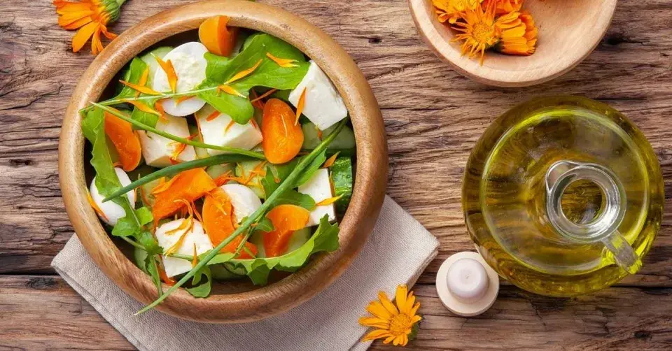 Zeleninový salát s květy měsíčku