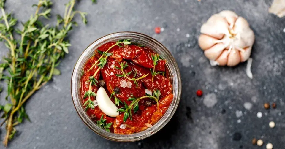 Sušená rajčata, česnek a bylinky