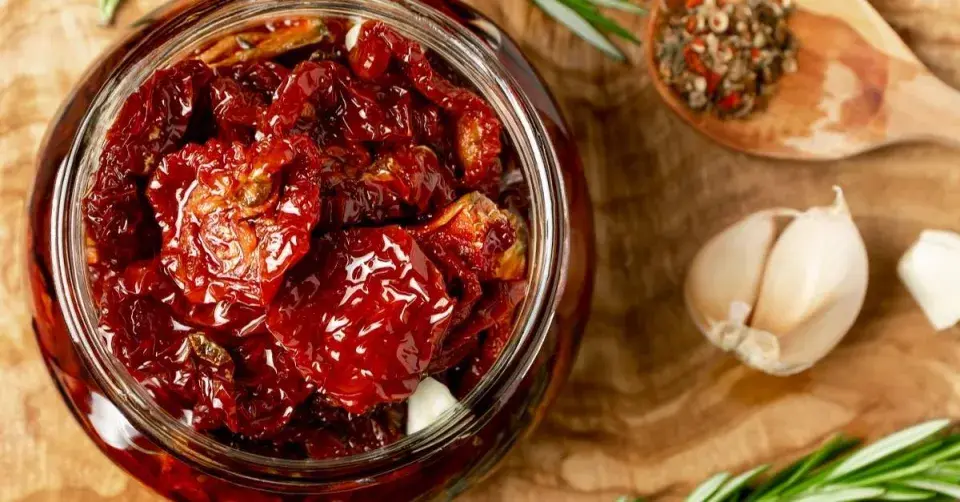 Sušená rajčata ve sklenici