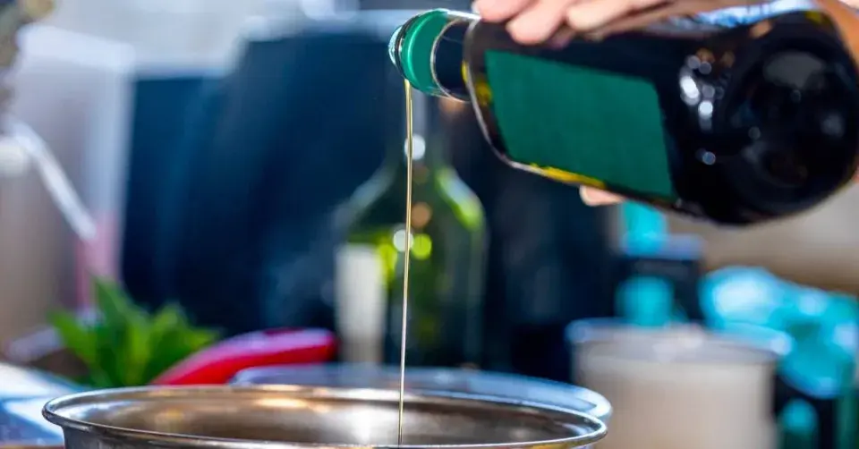 Ohřátý olivový olej