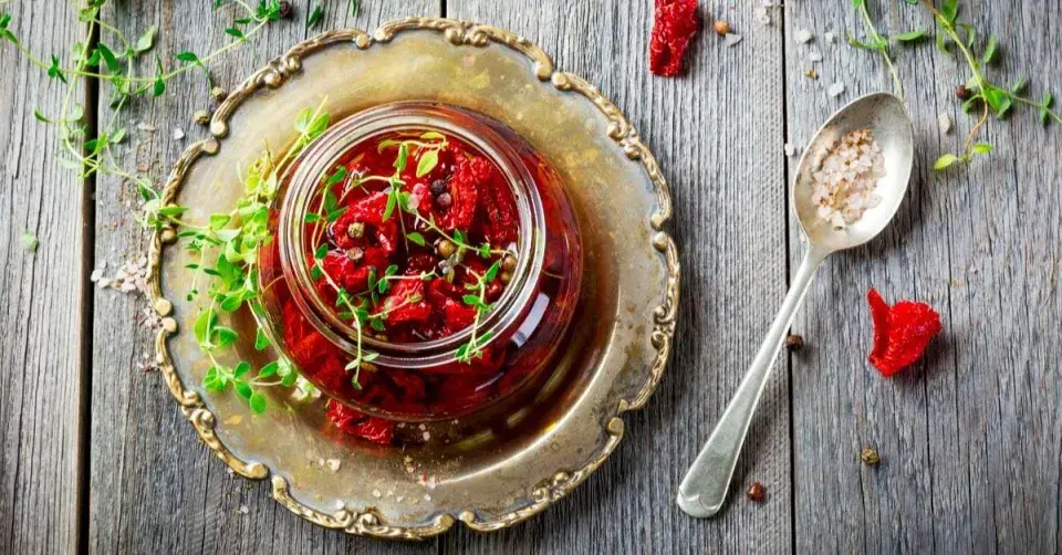 Sušená rajčata napěchovaná ve sklenici