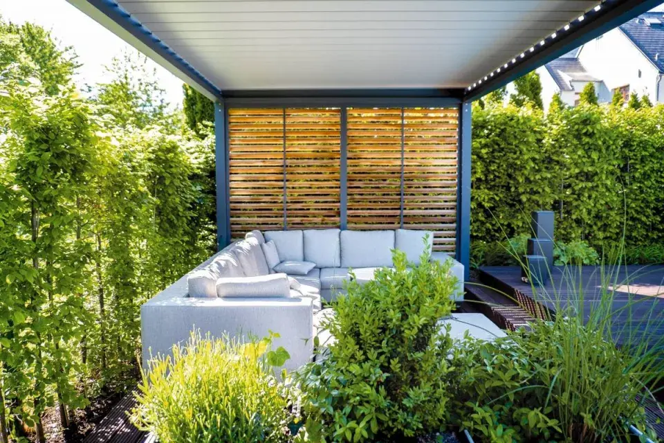 Sezení pod moderní pergolou