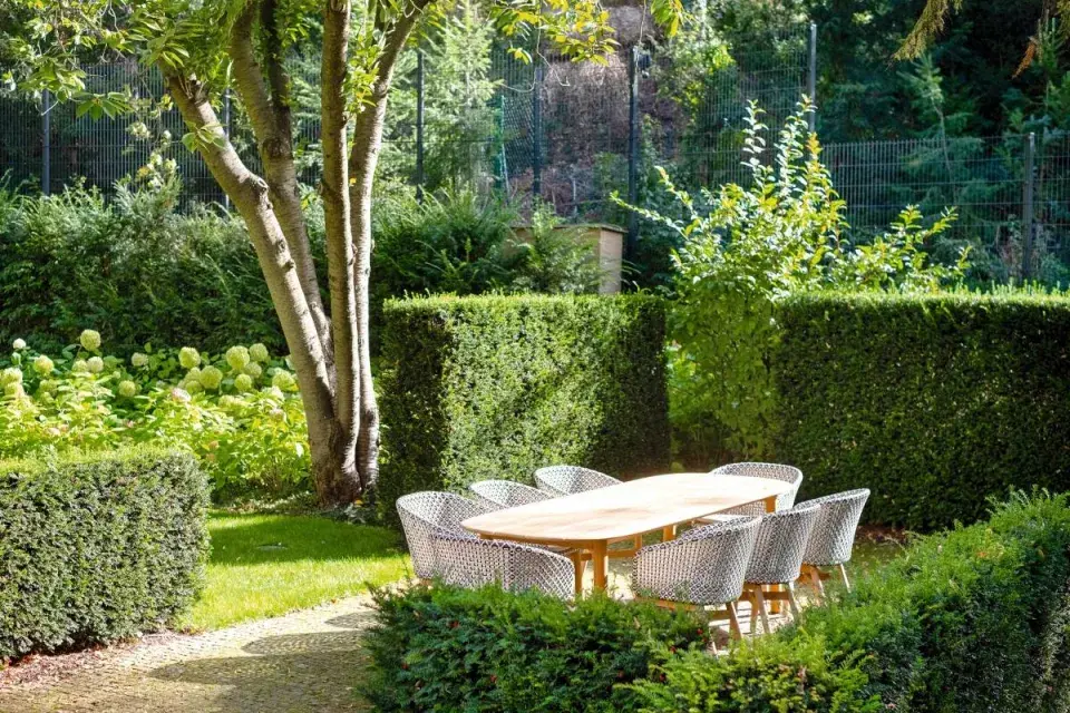 Stůl a křesla na zahradě