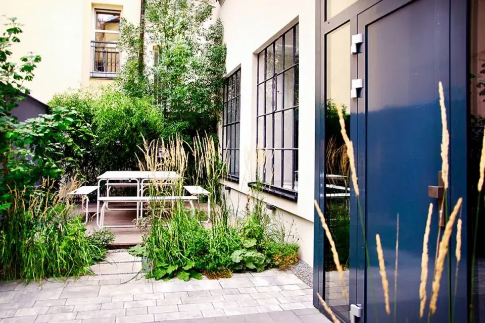 Lavice a stůl na dvorku