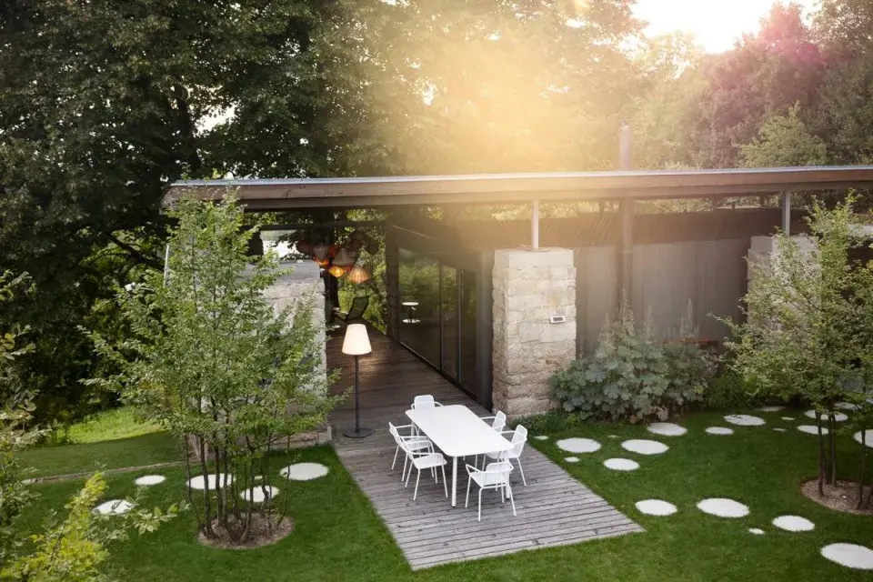 Pohled na ateliér a zahradu shora