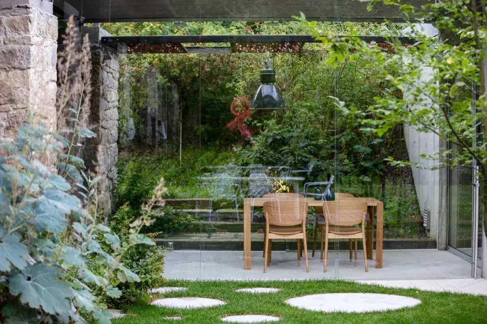 Pohled ze zahrady do domu