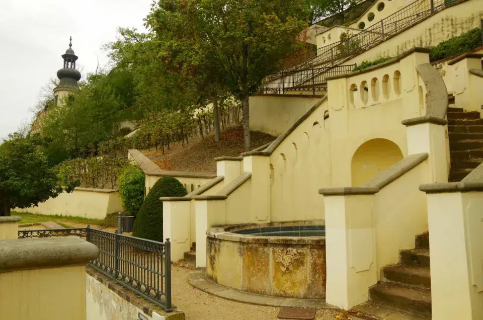 Velká Fürstenberská zahrada - terasa s kašnou