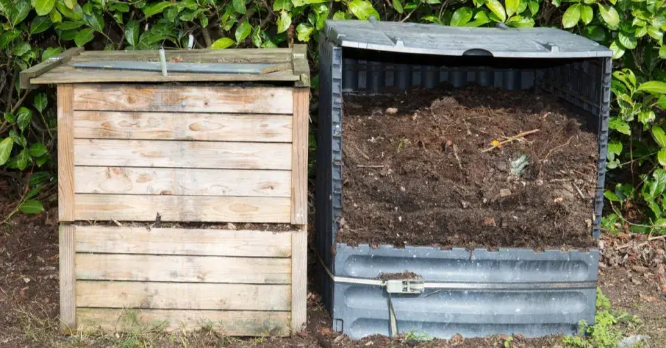 Dřevěný a plastový kompostér