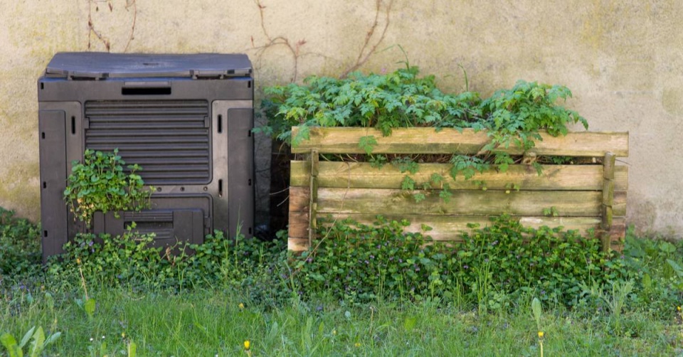 Plastový a dřevěný kompostér