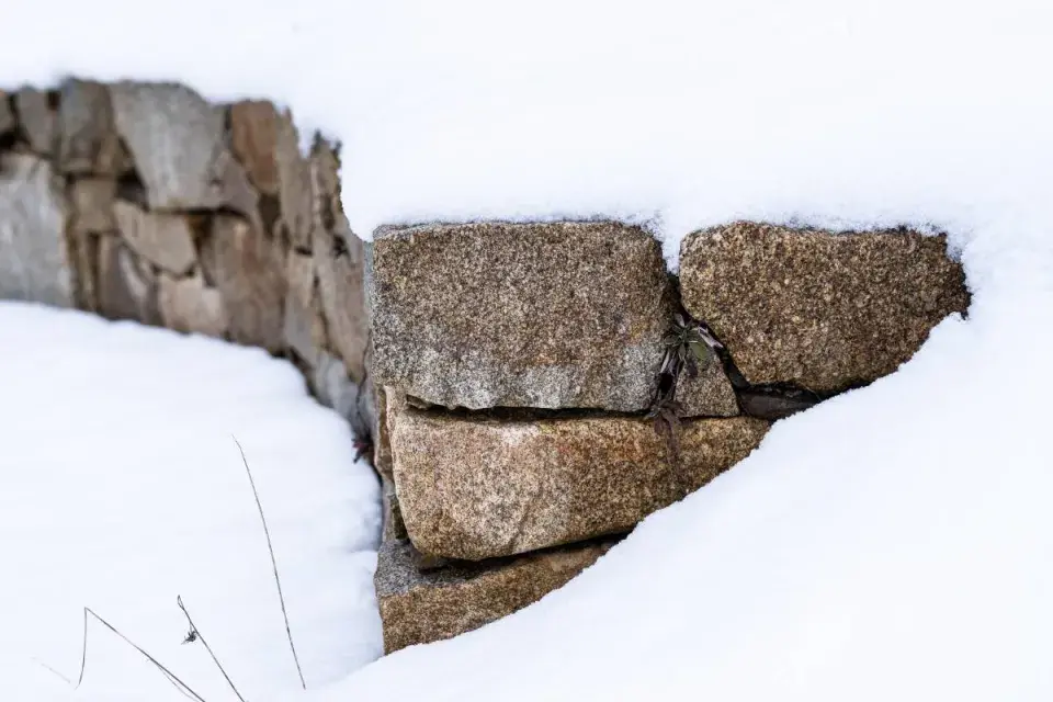 Zasněžená kamenná zídka