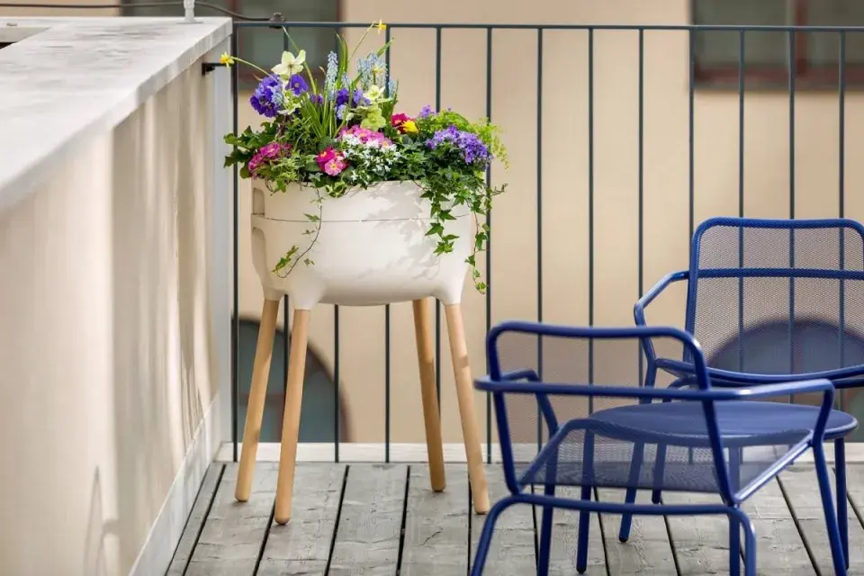 Květinový truhlík na balkoně