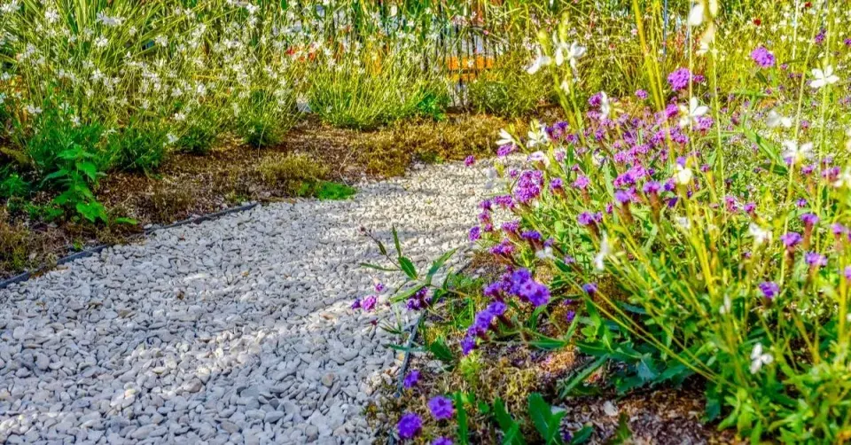 Štěrková zahradní cesta