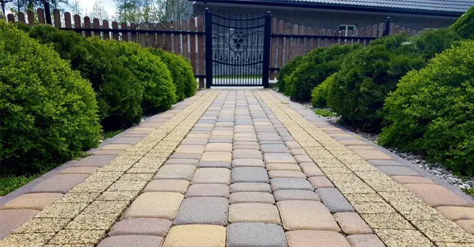 Dlážděná cesta od zahradní branky