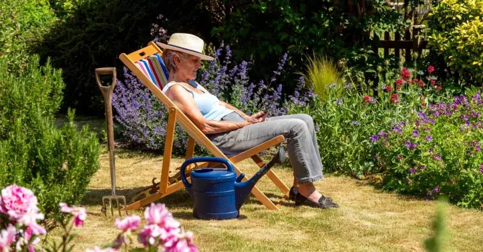 Odpočinek v křesílku na zahradě