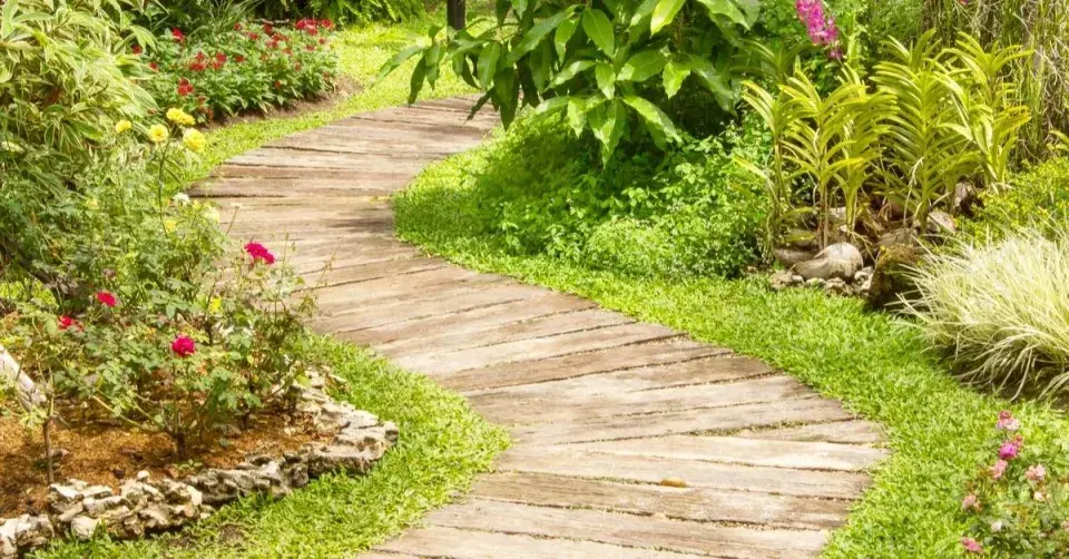 Zahradní cesta z dřevěných pražců
