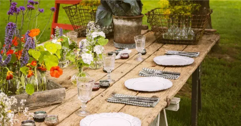Jídelní stůl na zahradě