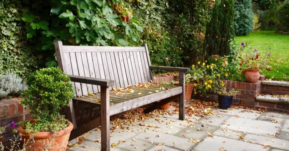 Dřevěná lavička na podzimní terase