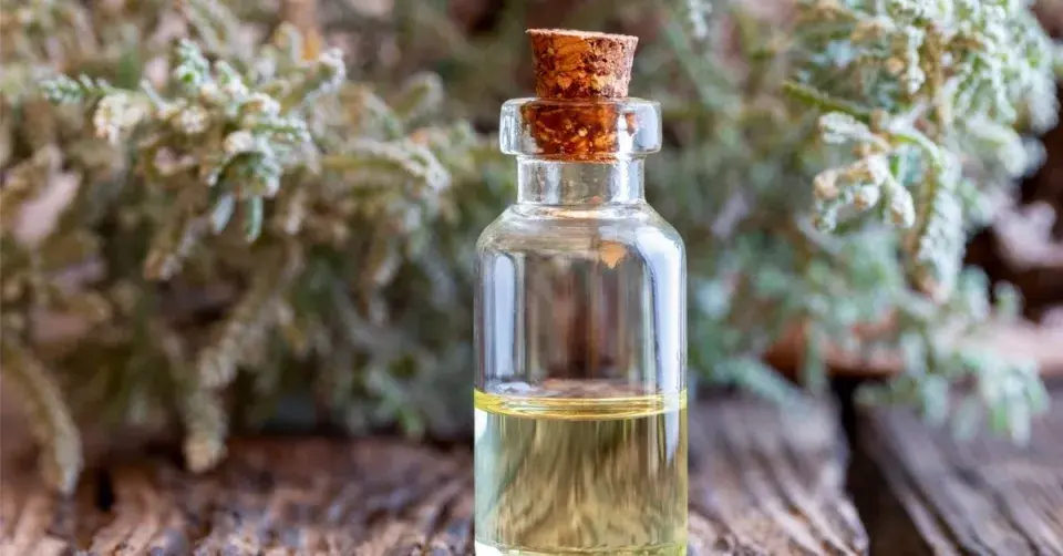 Lahvička s éterickým olejem ze santolíny