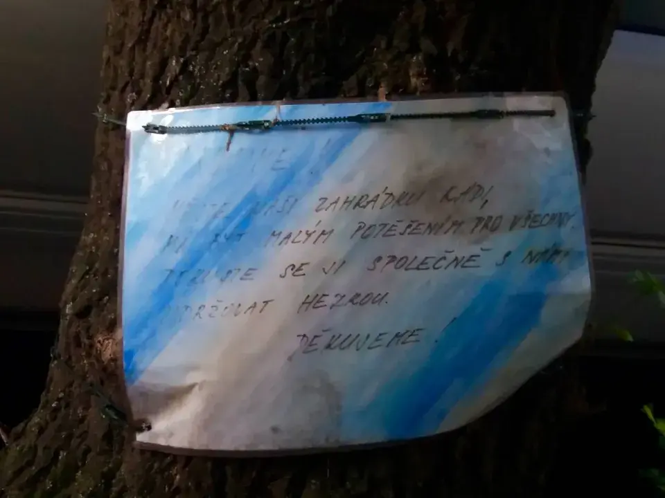 Cedule u městského záhonu