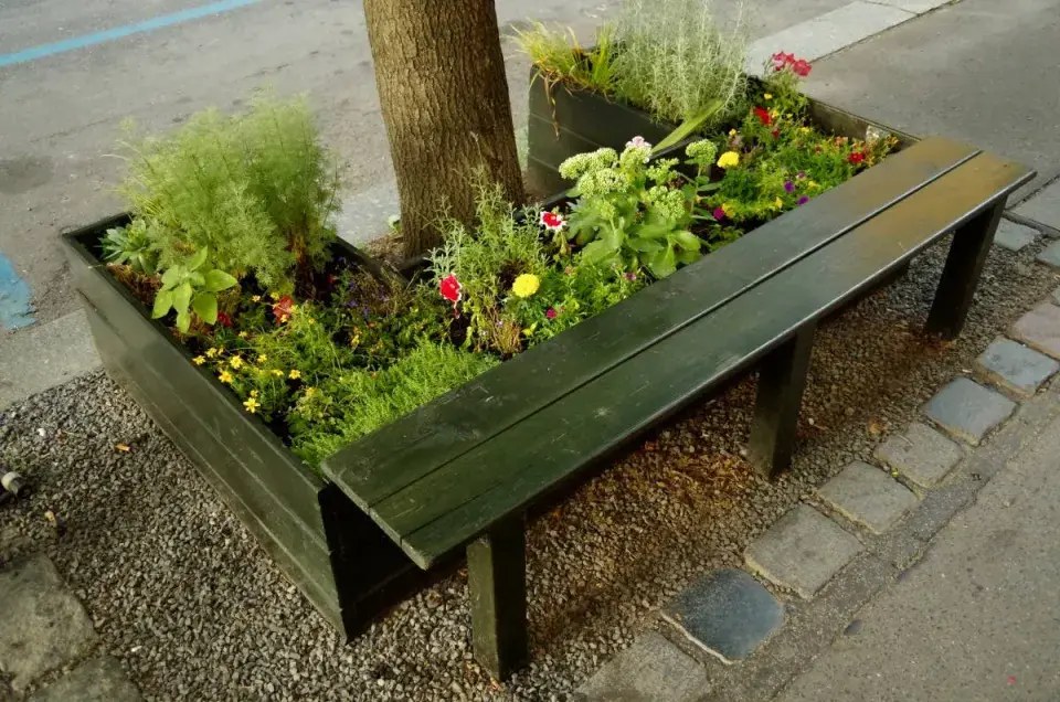 Vyvýšený záhon s lavičkou