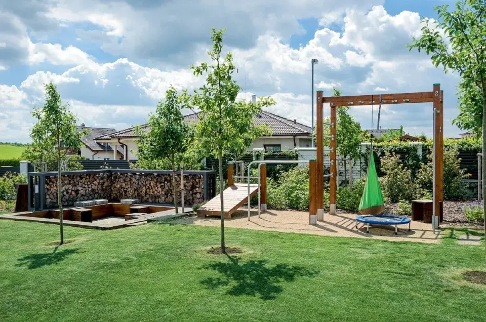 Hřiště a zapuštěné ohniště na zahradě