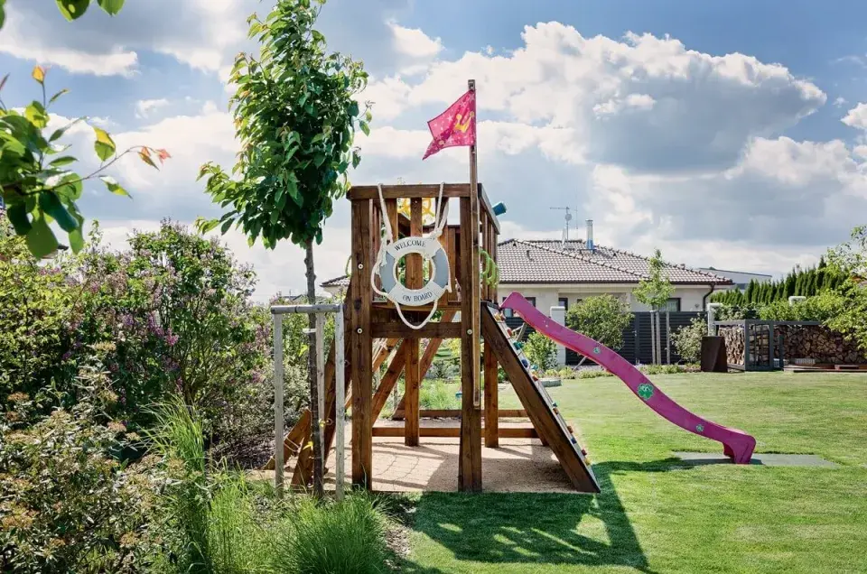 Dětská herní sestava na zahradě