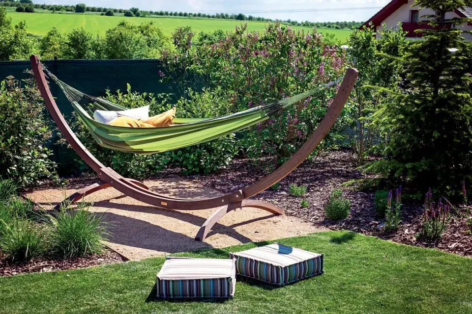 Houpací síť na zahradě