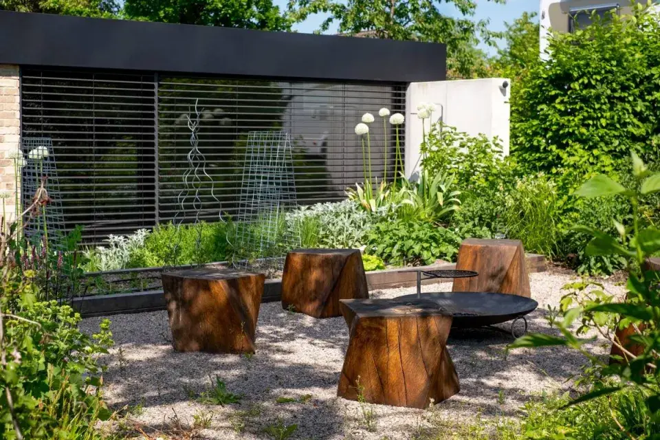 Venkovní ohniště a sezení kolem