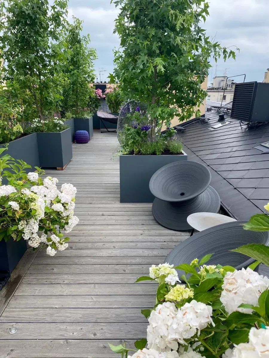 Sezení na střešní terase