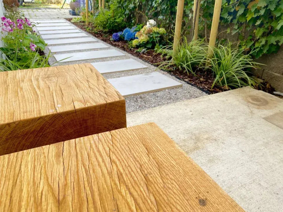 Nášlapné desky ve štěrku