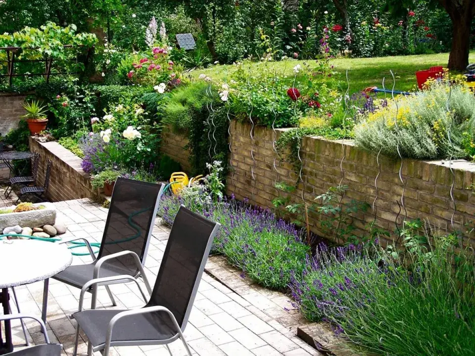 Zahradní sezení s výhledem do zeleně