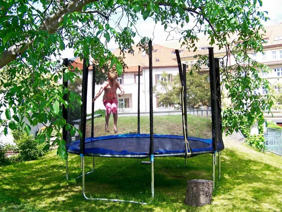 Trampolína na trávníku