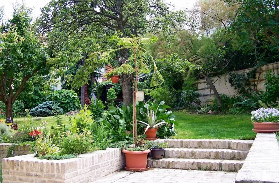 Cihlové zídky ve svažité zahradě