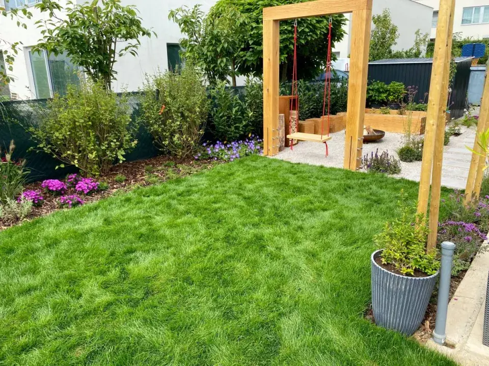 Houpačka na zahradě