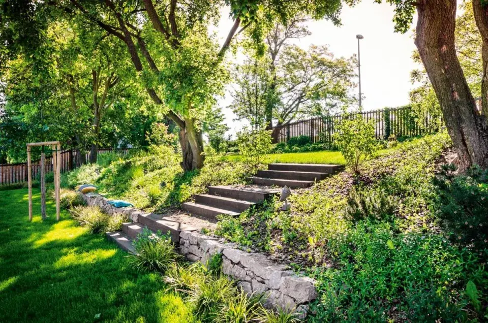 Schody v zahradě