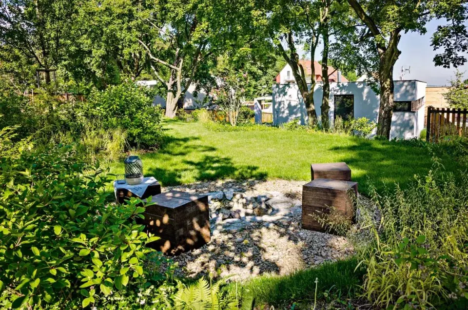 Ohniště v zahradě a sezení kolem