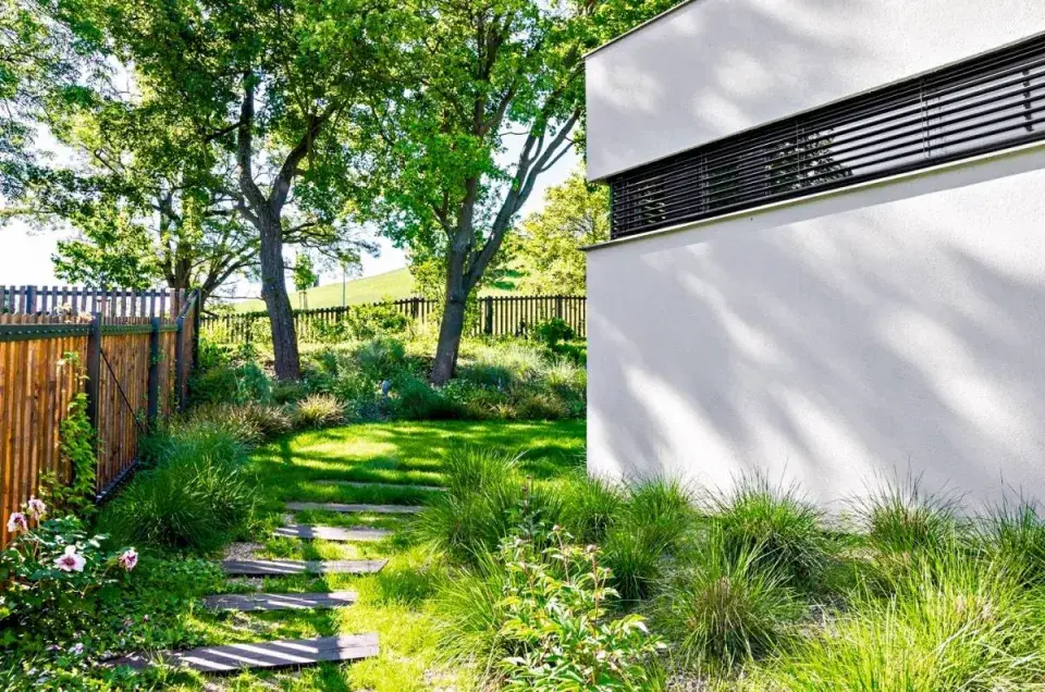 Zahradní cesta z nášlapných desek