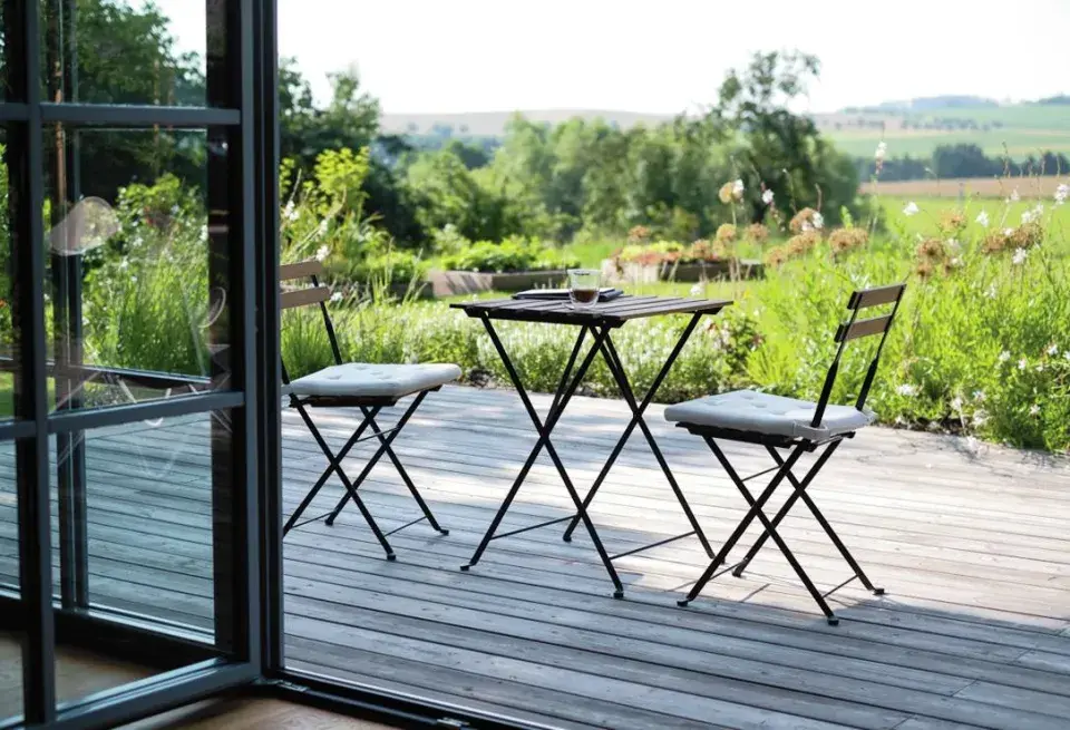 Snídaňová terasa s výhledem do krajiny