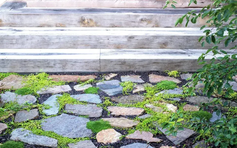 Cesta z žulových kamenů