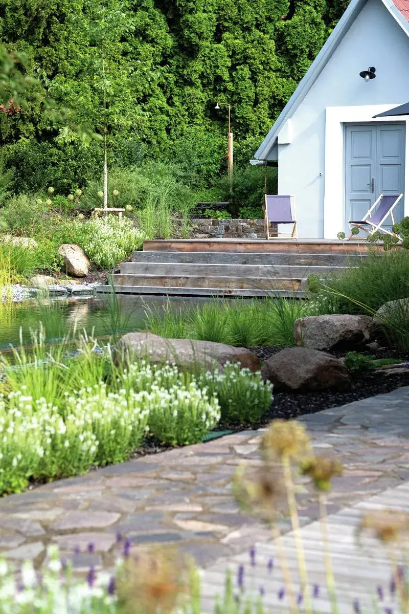 Schody vedoucí do koupacího jezírka