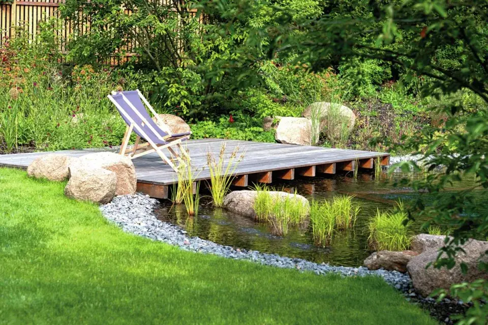 Lehátka na dřevěném molu