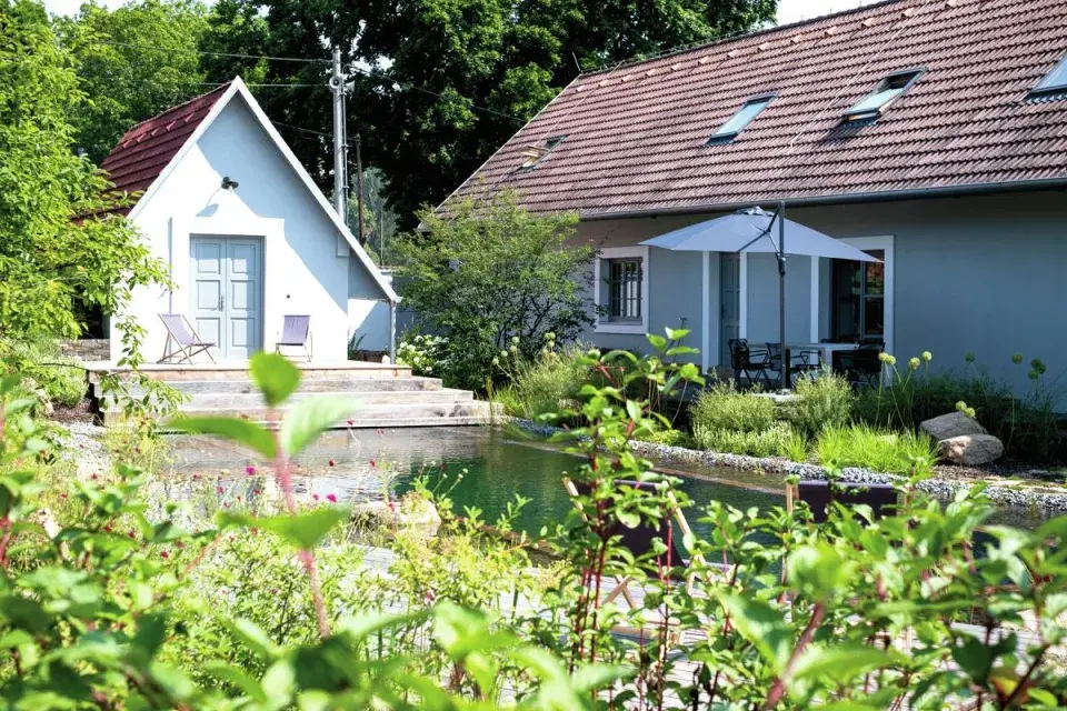 Venkovská chalupa a koupací jezírko