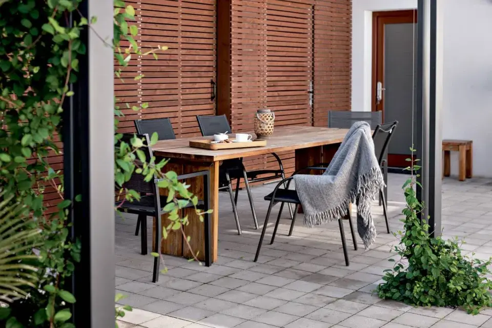 Terasa s jídelním stolem